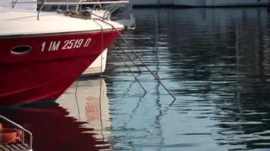 FURNARI, SICILY, ITALY - Eylül, 2019: marina Portorosa 'da demirli kırmızı ve beyaz yatlar