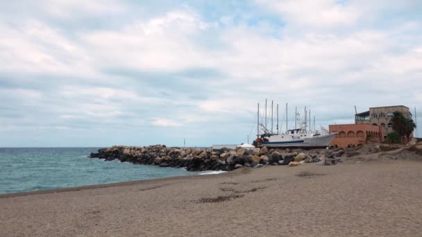 Havsstrand med vågbrytare, förtöjda båtar och fartyg vid marinan Portorosa — Stockvideo