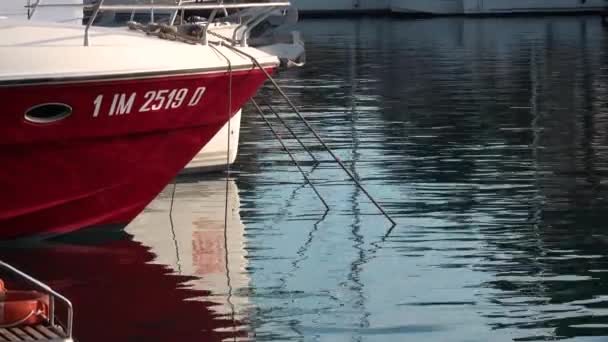 FURNARI, SICILY, ITÁLIE - SEPT, 2019: Ukotvené červené a bílé jachty v přístavu Portorosa — Stock video