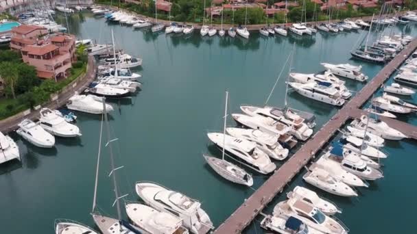 Flygfoto på vita segelbåtar på Lipari öarna. Sicilien, Italien. Medelhavet, horisonten och blå himmel. Byggnader och gröna träd — Stockvideo