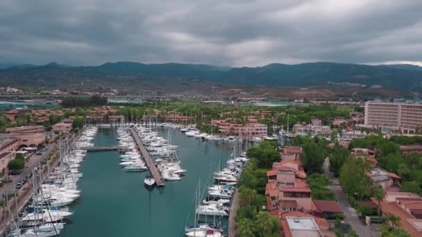 Vista aérea de yates de vela blancos y barcos en las Islas Lipari. Sicilia, Italia. Montañas y cielo nublado. Edificios, árboles verdes — Vídeo de stock