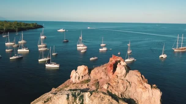 Повітряний вид на якірні білі вітрильні човни біля островів Ліпарі, Сицилія, Італія. Середземне море, обрій і блакитне небо — стокове відео