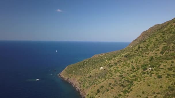 Vista aérea em embarcações ancoradas e montanha da ilha de Lipari. Mar Mediterrâneo. Céu azul, horizonte. Sicília, Itália — Vídeo de Stock