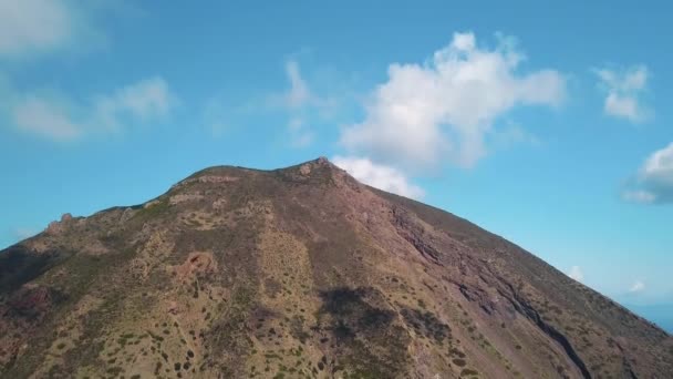 Légi felvétel egy hatalmas hegy tetején, zöld fákkal borítva. Kék ég. Szcenikus táj. Lipari szigetek, Szicília, Olaszország — Stock videók