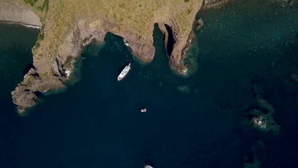 Vista aérea de embarcaciones en el mar Mediterráneo, rocas y montaña de la isla de Lipari. Día soleado. Sicilia, Italia — Vídeo de stock