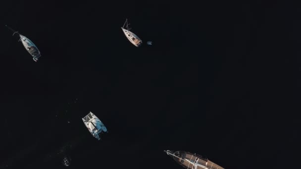 Vista aérea de veleros anclados, yates, catamaranes y barcos cerca de las Islas Lipari, Sicilia, Italia. Mar Mediterráneo, día soleado — Vídeos de Stock
