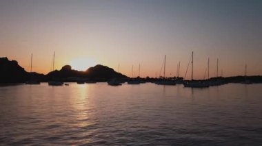 Lipari Adası 'nın deniz kıyısındaki hava manzarası. Dağlar ve renkli gökyüzü. Demir atmış gemiler. Akdeniz 'de. Gün batımı. Sicilya, İtalya