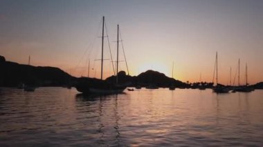 Lipari Adası 'nın deniz kıyısındaki hava manzarası. Dağlar ve renkli gökyüzü. Demir atmış gemiler. Akdeniz 'de. Gün batımı. Sicilya, İtalya
