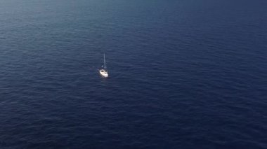 Akdeniz 'de yüzen beyaz yelkenli yatının hava manzarası. Lipari Adaları. Sicilya, İtalya