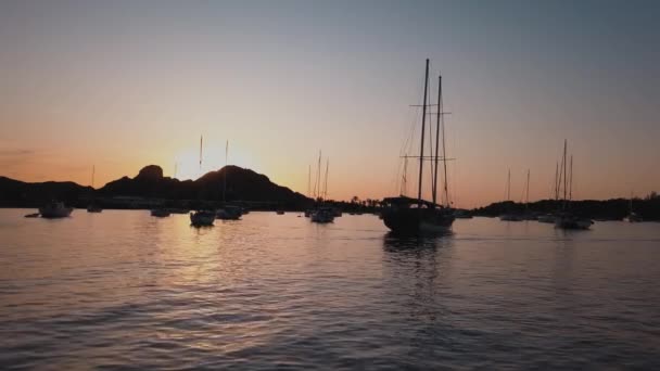 Luftaufnahme von der Küste der Insel Lipari. Berge und bunter Himmel. Vertäut Segelboote und Yachten. Mittelmeer. Sonnenuntergang. Sizilien, Italien — Stockvideo