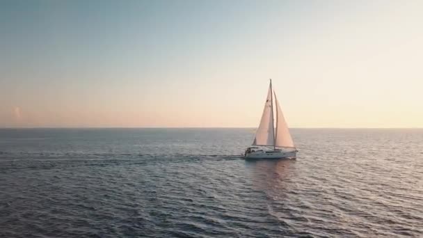 Vue aérienne sur voilier blanc. Flottant à travers la mer Méditerranée. Les îles Lipari. Sicile, Italie. Horizon. Lever de soleil — Video