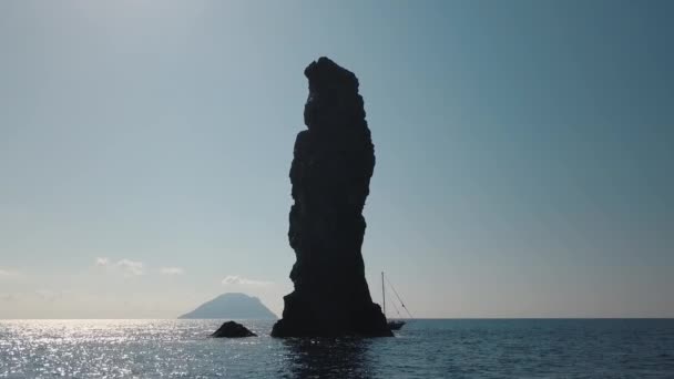 Luftaufnahme auf hohem Felsen und Segelschiff, das im Mittelmeer vor den Liparischen Inseln schwimmt. Horizont, blauer Himmel. Sizilien, Italien — Stockvideo