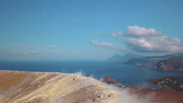 Luchtfoto van vulkanisch gas dat door fumarolen naar buiten komt. Een stomend vulkaanoppervlak. Vulkaan, Liparische eilanden. Sicilië, Italië — Stockvideo