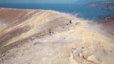 Volkanik gazın Büyük ya da Fossa Krateri 'ndeki fümerollerden çıkışını gösteren hava görüntüsü. Lipari Adaları. Mavi gökyüzü. Sicilya, İtalya
