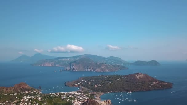 공중에서 본 지중해의 리파리 섬. 불카노 섬의 포사 크레이터에서 화산 가스가 분출되고 있습니다. 이탈리아 의시 칠리아 — 비디오