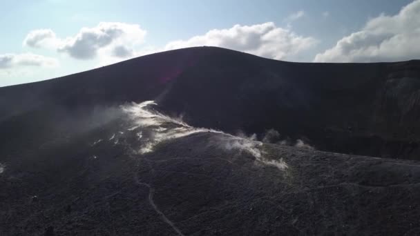 Vista aérea del gas volcánico que sale a través de fumarolas en la isla Vulcano. Gente caminando por la superficie humeante. Islas Lipari. Sicilia, Italia — Vídeos de Stock