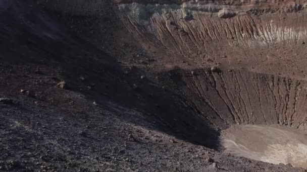Vista aérea del cráter Fossa de la isla Vulcano. Islas Lipari. Mar Mediterráneo. Sicilia, Italia — Vídeo de stock