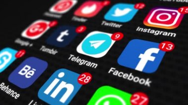 Sosyal medya uygulamalarını gösteren hareketli grafik video animasyonu. Akıllı telefondan, siyah ekrandan giderek artan sayıda bildirim. Kapat.