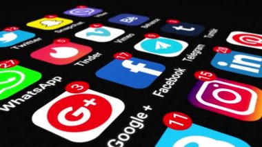 Sosyal medya uygulamalarını gösteren hareketli grafik video animasyonu. Akıllı telefondan, siyah ekrandan giderek artan sayıda bildirim. Kapat.