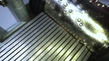 Müzik kutusu mekanizması yakın çekimde dönüyor. Eski bir müzik kutusunun içeriğinin detaylı görüntüsü. Müzik kutusu vitesleri dönüyor.