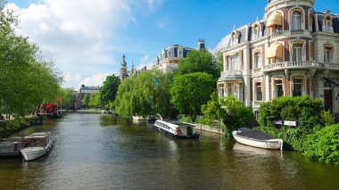 Amsterdam, Hollanda 'nın eski merkezinde geleneksel kanal