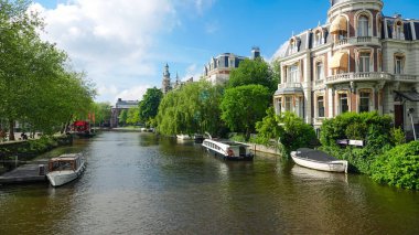Amsterdam, Hollanda 'nın eski merkezinde geleneksel kanal