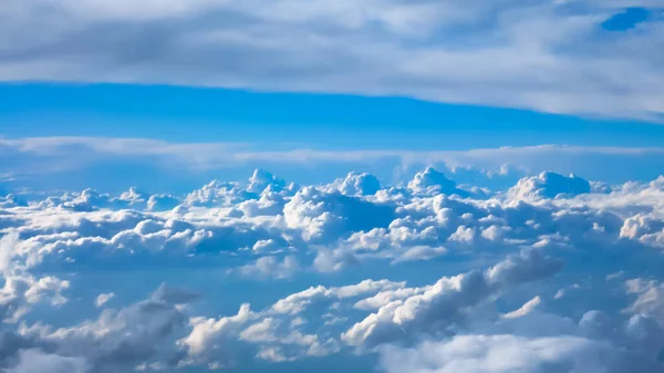 Bonitas imágenes de vista aérea por encima de las nubes desde la ventana del avión con el cielo azul . —  Fotos de Stock