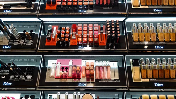 Markette Dior 'un çeşitli kozmetik ürünleri olan bir vitrin. Kapat.