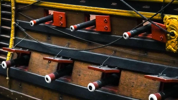 Oud houten schip, zijkant met kanonnen in Museum van Amsterdam. Sluiten. — Stockfoto