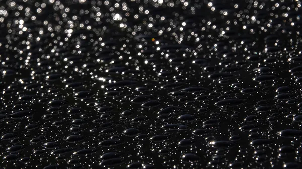 黒い背景に雨の滴。閉じろ! — ストック写真