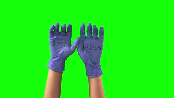 Λέξεις STOP VIRUS στα χέρια με ιατρικά μπλε γάντια, COVID-19 έννοια. Κλείσιμο κίνησης. — Αρχείο Βίντεο