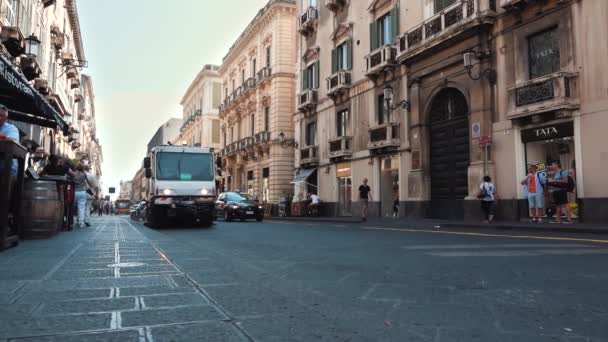 CATANIA, SICILIA, ITALIA - SEPTIEMBRE, 2019: Barredora de carreteras calle a caballo, centro histórico. Movimiento lento — Vídeo de stock