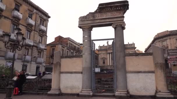 CATANIA, SICILIA, ITALIA - SEPTIEMBRE, 2019: Entrada principal, restos del Anfiteatro Romano. Movimiento lento — Vídeos de Stock
