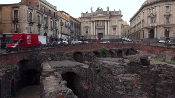 CATANIA, SICILIA, ITALIA - SET, 2019: Vista dall'alto, rovine dell'Anfiteatro Romano. Rallentatore — Video Stock