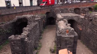 CATANIA, SICILY, ITALY - SEPT, 2019: Roma Amfitiyatrosunun kalıntıları. Yavaş çekim