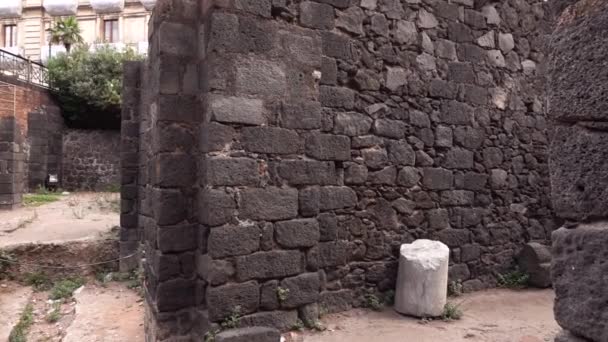 KATANIA, SICILY, OLASZORSZÁG - SZEPT, 2019: Séta a római amfiteátrum romjain keresztül. Lassú mozgás. — Stock videók