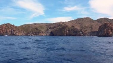 Rocky dağları mavi gökyüzüne karşı. Akdeniz 'in mavi suyu