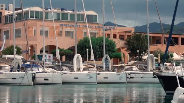 FURNARI, SICILIA, ITALIA - SEPTIEMBRE 2019: Yates de vela blancos en el puerto deportivo de Portorosa. Mar Mediterráneo — Vídeos de Stock