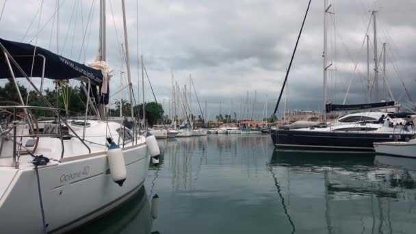 FURNARI, SICILIA, ITALIA - SEPTIEMBRE 2019: Yates de vela blancos amarrados en el puerto deportivo Portorosa — Vídeos de Stock