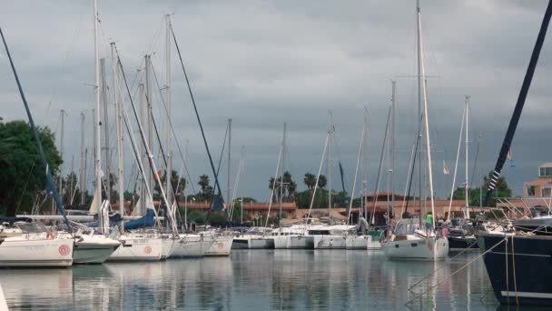 FURNARI, SICILY, ITÁLIA - SEPT, 2019: Iates brancos ancorados na marina Portorosa. Céu nublado — Vídeo de Stock