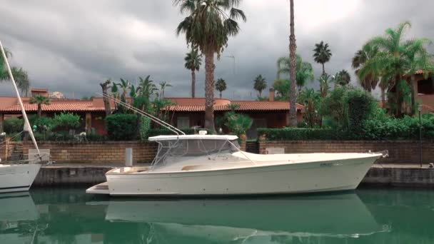 Verankerter Flitzer und weiße Segeljacht in der Nähe von Hotel, Furnari, Italien — Stockvideo