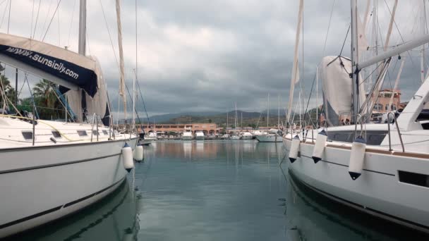 古里,シチリア島,イタリア- 2019年9月:マリーナで2隻のヨットを係留｜Portorosa — ストック動画