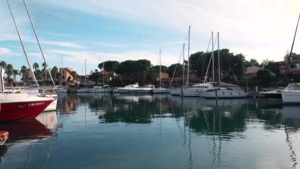 FURNARI, SICILY, ITÁLIA - SEPT, 2019: Iates à vela ancorados e runabouts na marina Portorosa. Céu azul — Vídeo de Stock