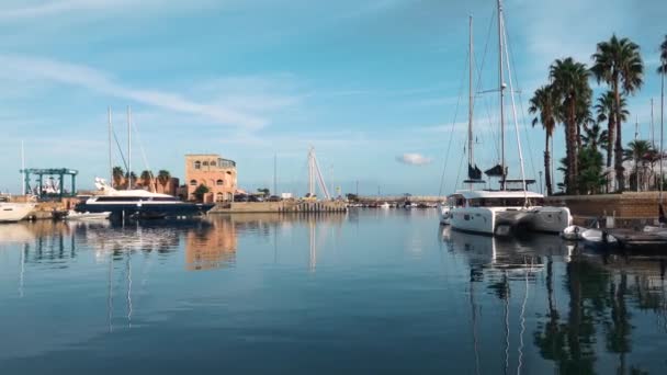 Förtöjda segelbåtar, katamaran och runabouter vid marinan Portorosa, Italien — Stockvideo