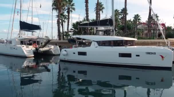 FURNARI, SICILIA, ITALIA - SET, 2019: Barche a vela ormeggiate, catamarani, navi e runabouts al porto turistico di Portorosa — Video Stock