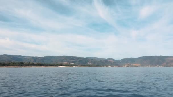 Blick auf Berge, Küste am Yachthafen Portorosa, Italien. Mittelmeer — Stockvideo