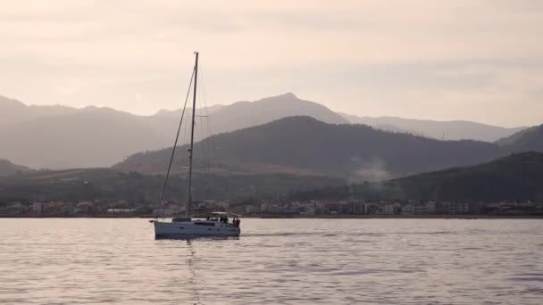 Mover yate de vela con la gente a bordo. Paisaje urbano, montañas, niebla — Vídeos de Stock