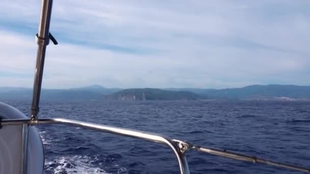 Vue du yacht sur montagnes, mer Méditerranée et ciel nuageux — Video