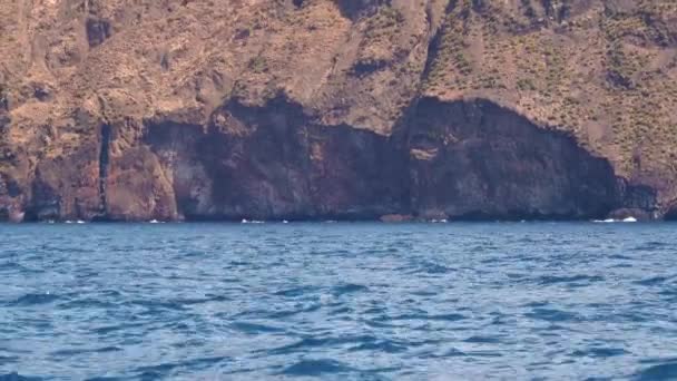 Vista de iate em movimento em montanhas, mar Mediterrâneo de água azul — Vídeo de Stock