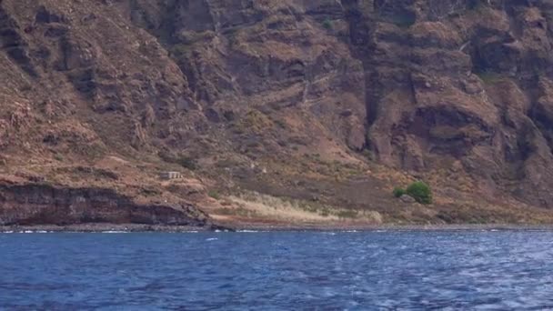 Utsikt från rörlig yacht på roten av berg, blått hav — Stockvideo